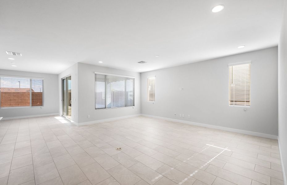 Spacious, unfurnished interior of a new home in Sun City Anthem at Merrill Ranch, Florence (Image 20).