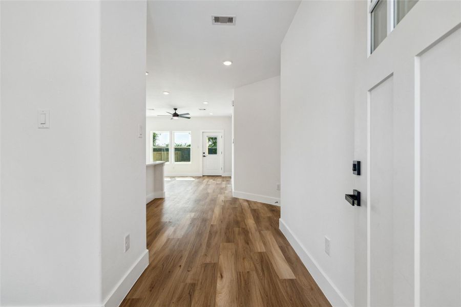 Spacious, unfurnished interior of a new home in , Santa Fe (Image 18).