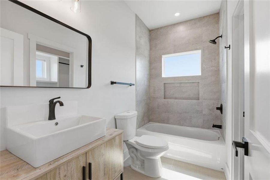 Furnished interior view inside a new home in , Clermont (Image 12).