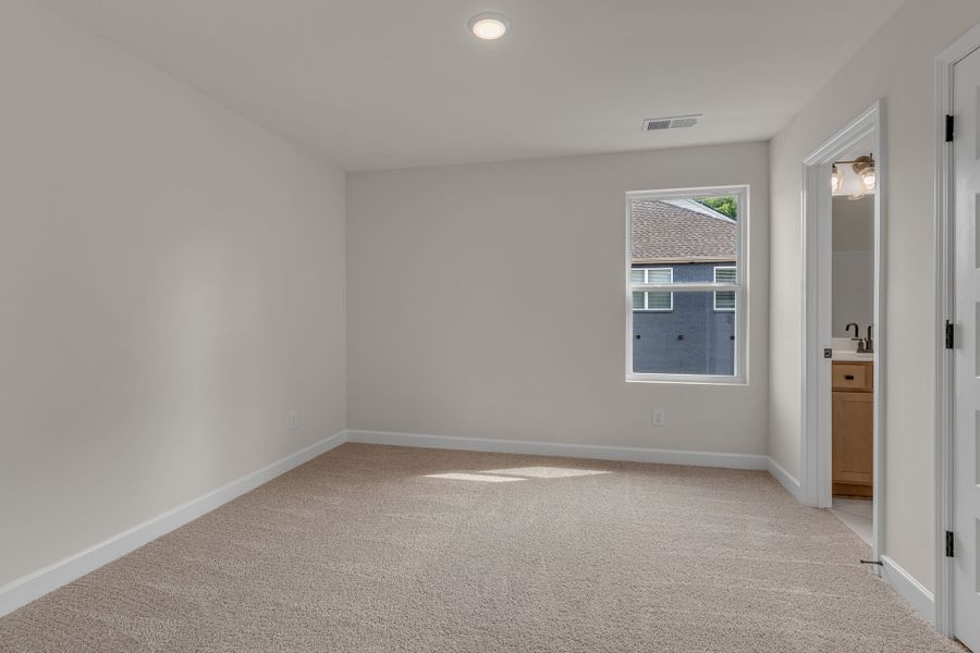 Spacious, unfurnished interior of a new home in Oxford Station, Gallatin (Image 26).