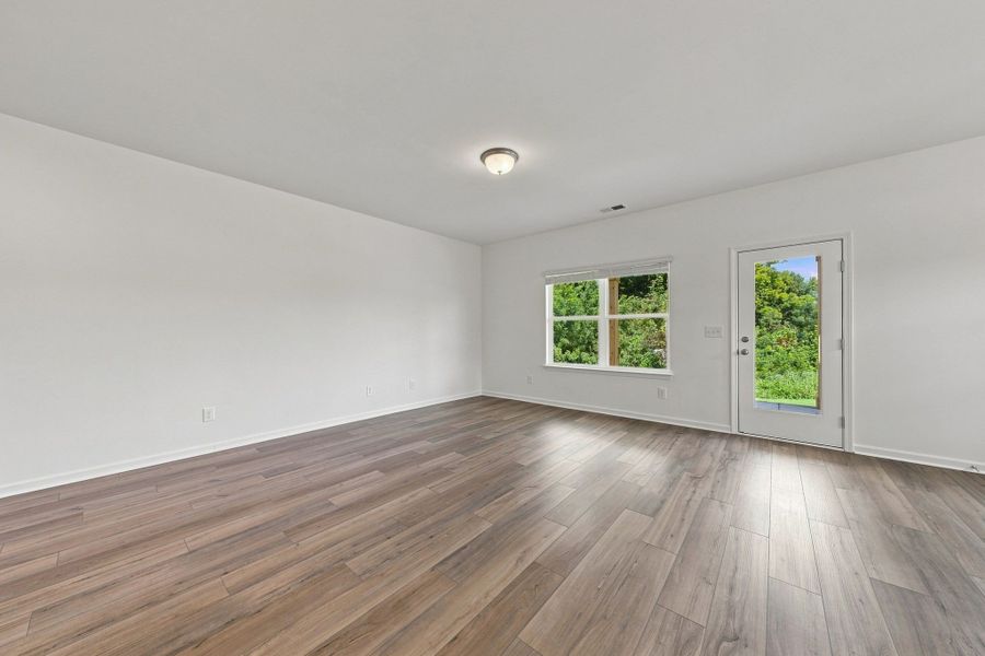 Spacious, unfurnished interior of a new home in The Oaks, Clarksville (Image 19).