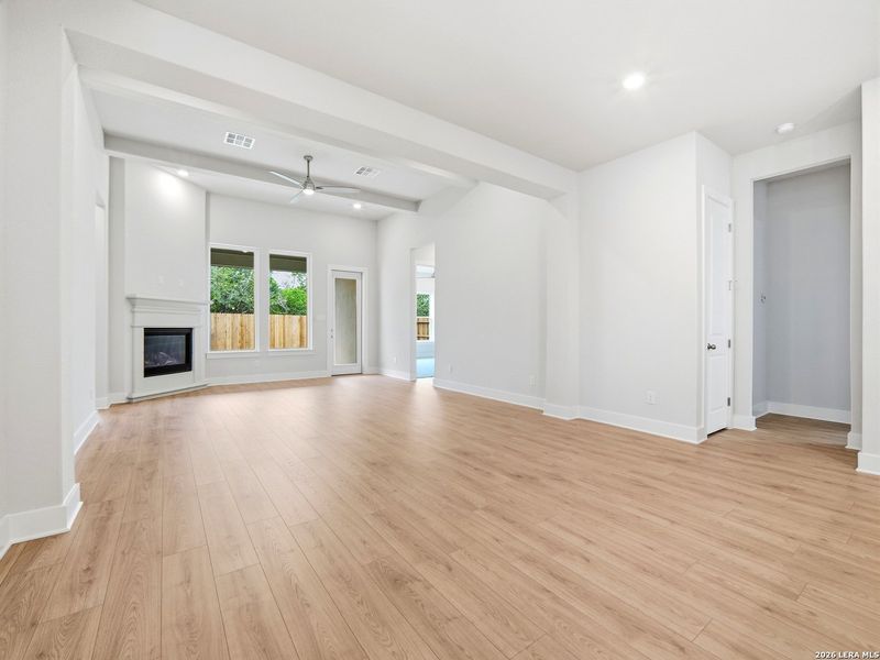 Spacious, unfurnished interior of a new home in Cibolo Crossing, Universal City (Image 13).