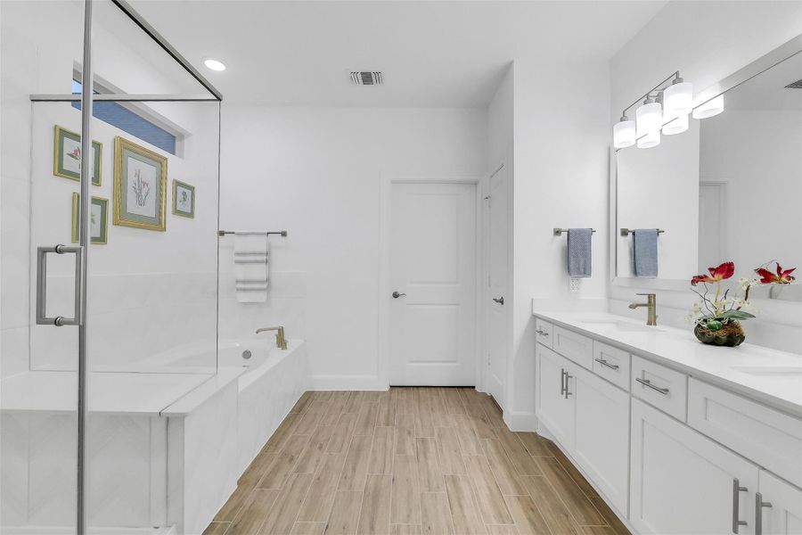 Furnished interior view inside a new home in Del Webb in Chambers Creek, Willis (Image 26). Furnished interior view inside a new home in Del Webb in Chambers Creek, Willis (Image 26).