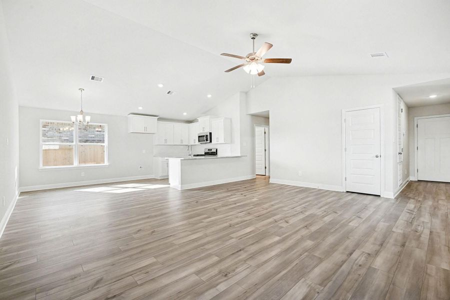 Spacious, unfurnished interior of a new home in Bayou Maison, Dickinson (Image 11).