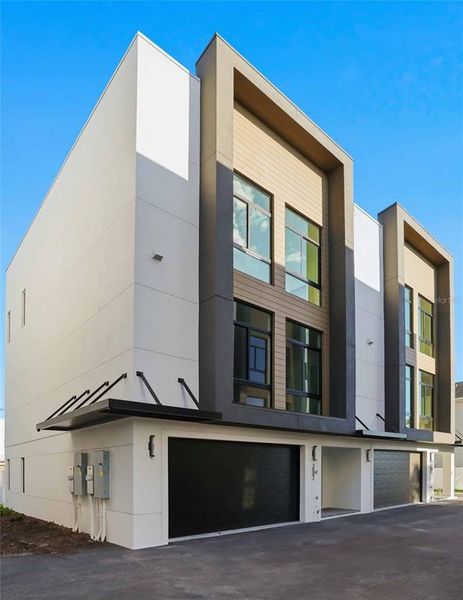 Condo located in Tampa, FL showcasing its design and architecture (Image 4).