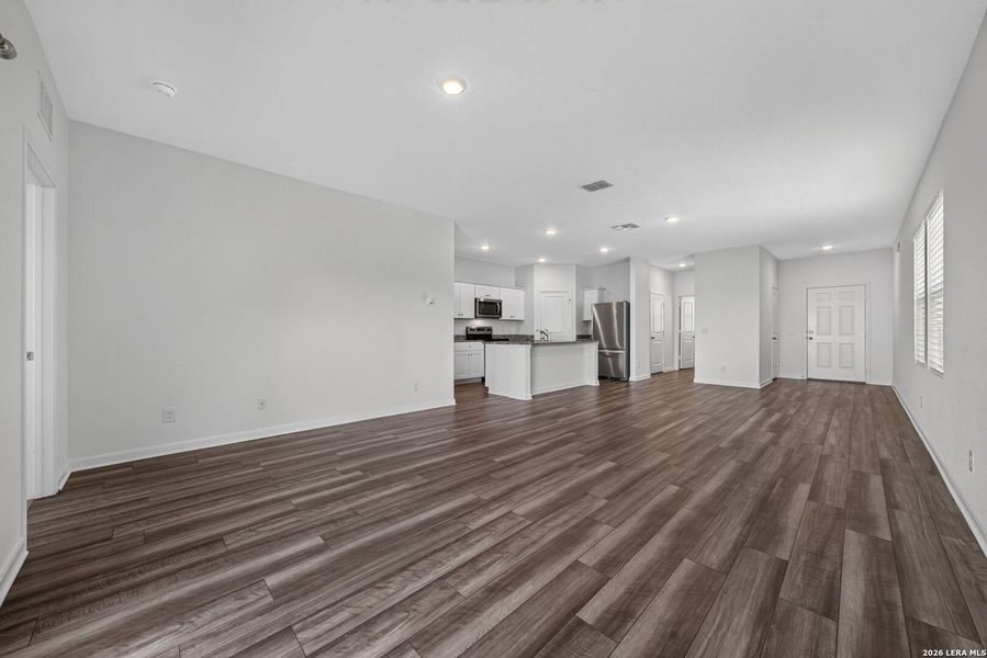 Spacious, unfurnished interior of a new home in Hennersby Hollow, San Antonio (Image 13).