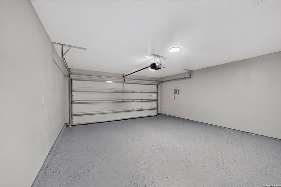 Spacious, unfurnished interior of a new home in Saengerhalle Meadows, New Braunfels (Image 21).