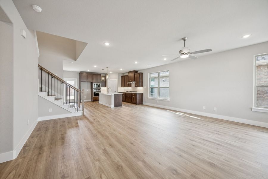 Spacious, unfurnished interior of a new home in Dove Hollow, Waxahachie (Image 14).