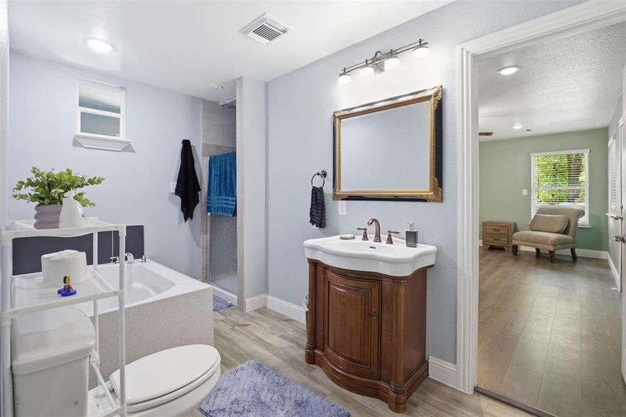 Furnished interior view inside a new home in , Mabank (Image 27).