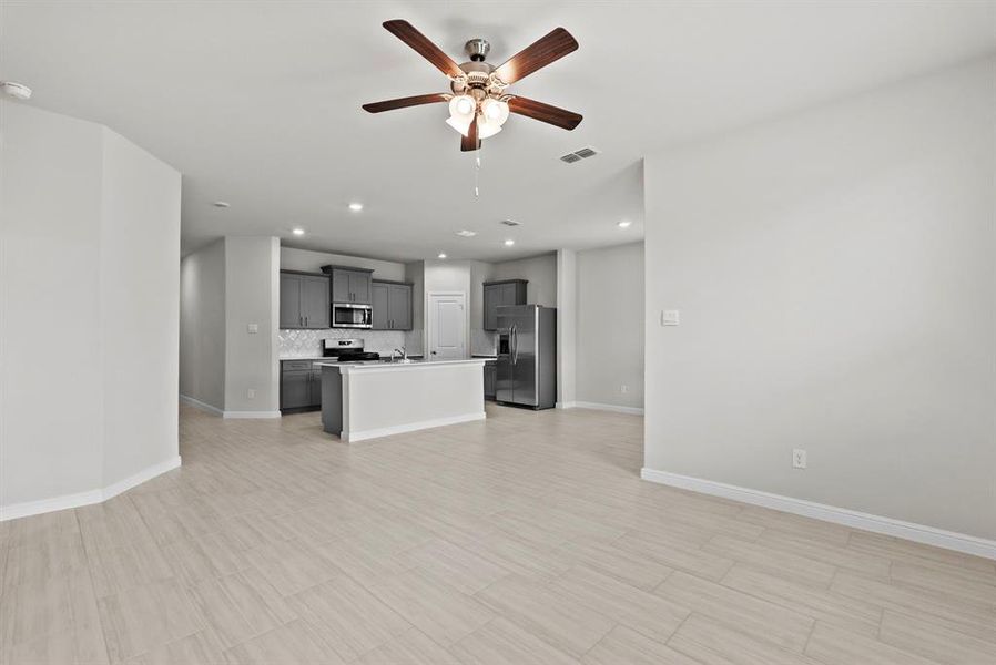 Spacious, unfurnished interior of a new home in Terra Trace, Fort Worth (Image 25). Spacious, unfurnished interior of a new home in Terra Trace, Fort Worth (Image 25).