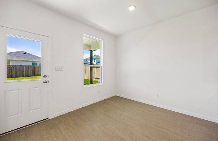 Spacious, unfurnished interior of a new home in Montgomery Bend, Montgomery (Image 20).