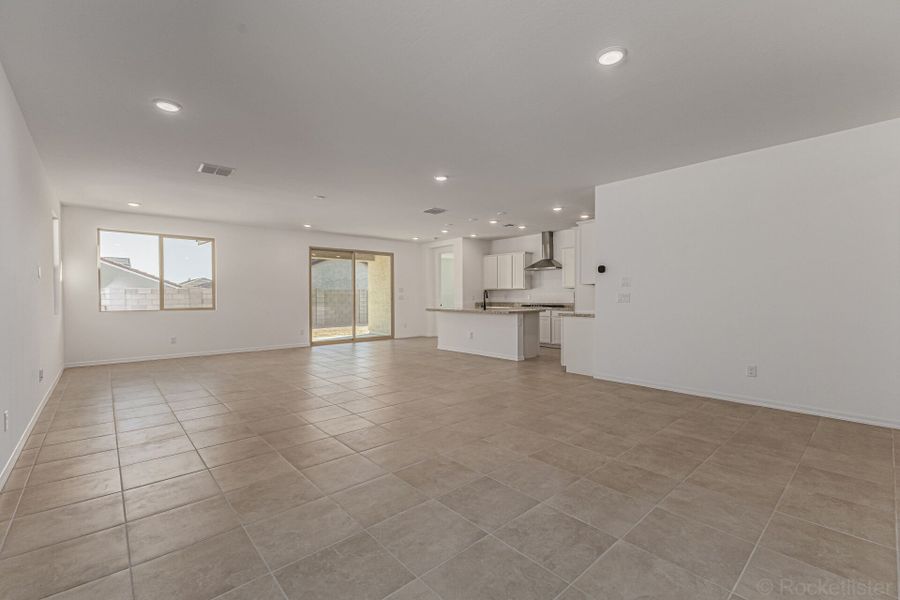 Spacious, unfurnished interior of a new home in Tyler Ranch, Buckeye (Image 8).
