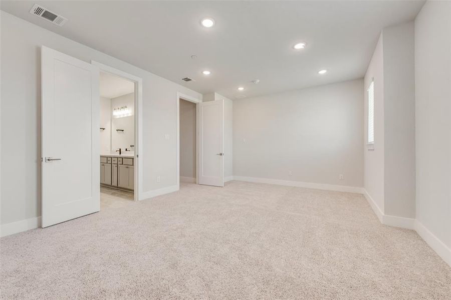 Spacious, unfurnished interior of a new home in Collin Creek, Plano (Image 17).