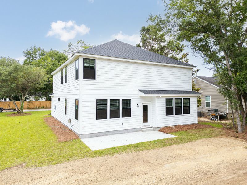 Representative exterior details of a home built from the Avery by Hunter Quinn Homes in Beaufort County Homes, Beaufort (Image 3).