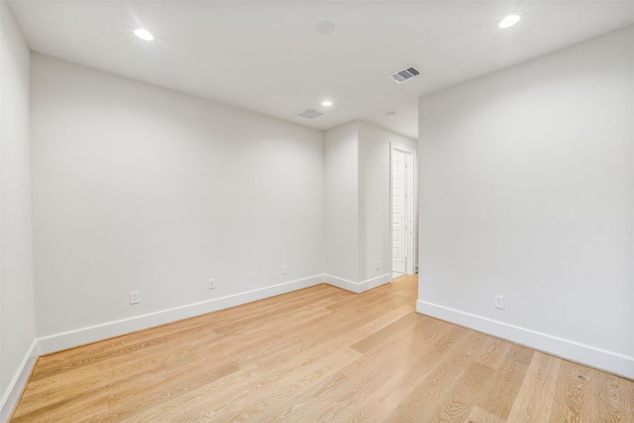 Spacious, unfurnished interior of a new home in , Houston (Image 29).