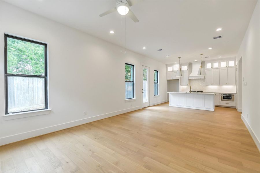 Spacious, unfurnished interior of a new home in Timbergrove Trails, Houston (Image 28).