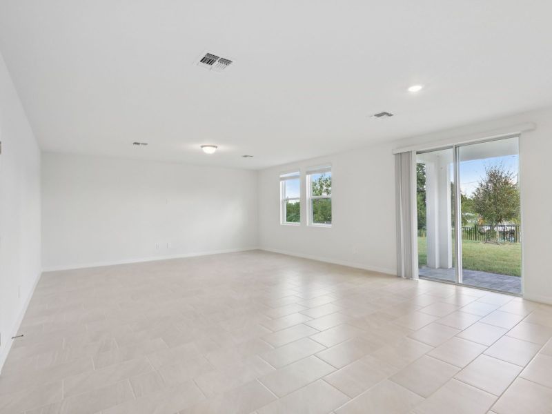 Spacious, unfurnished interior of a new home in The Reserve at Twin Lakes, St. Cloud (Image 8).