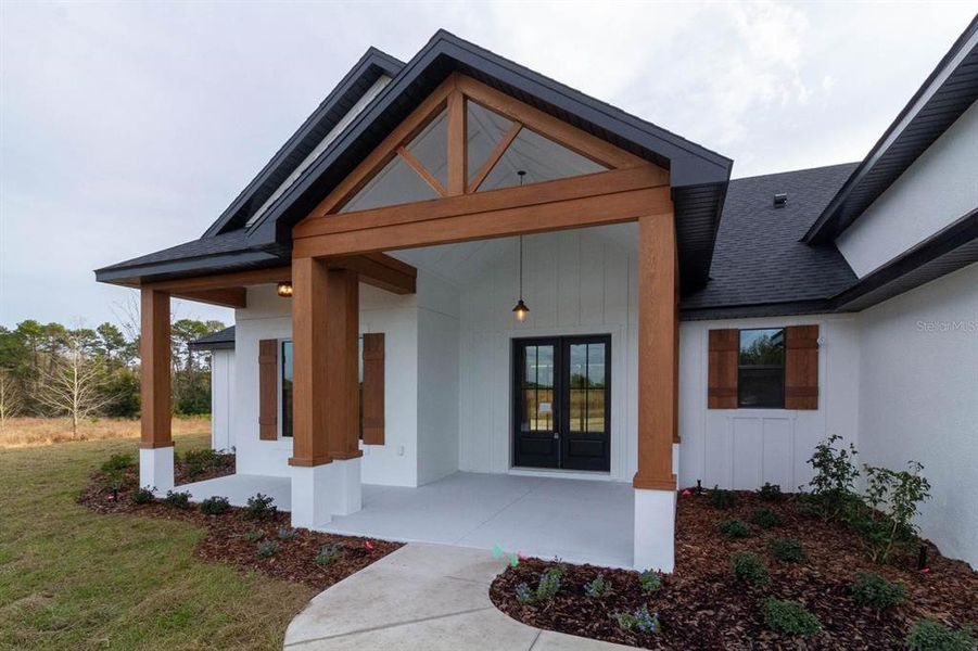 Exterior details and patio area of a home in , Umatilla (Image 3).