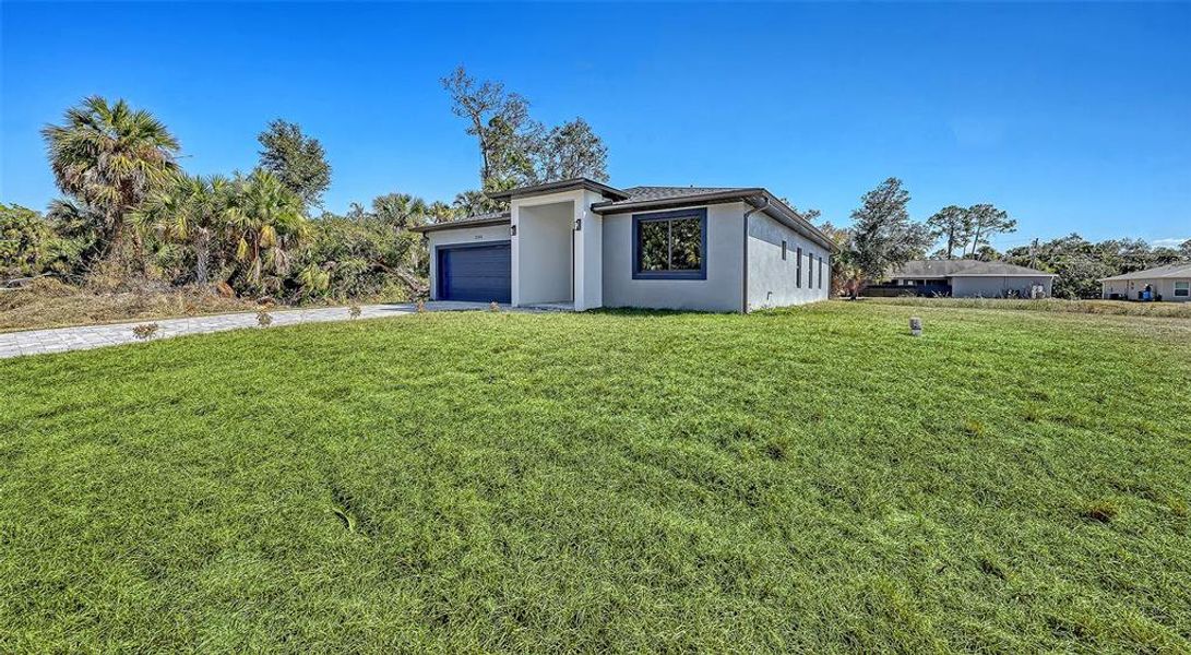 Exterior details and patio area of a home in , North Port (Image 3).