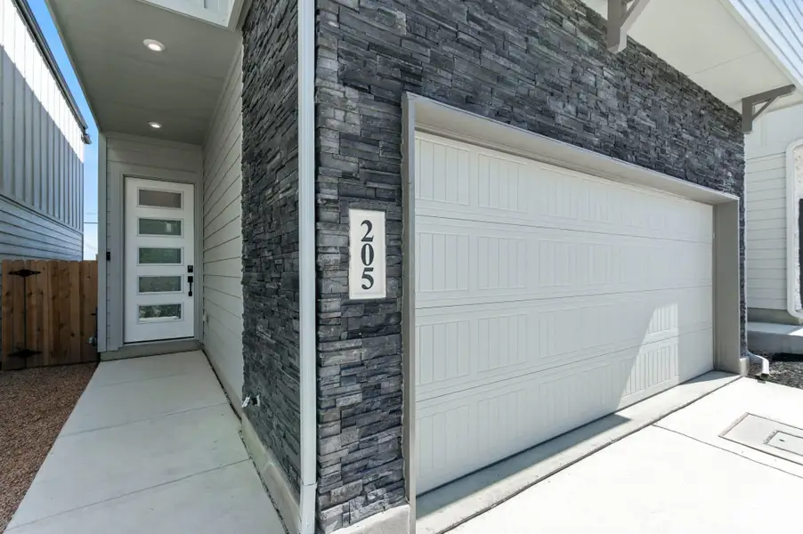 Exterior details and patio area of a home in Rose Hill, San Antonio (Image 3).