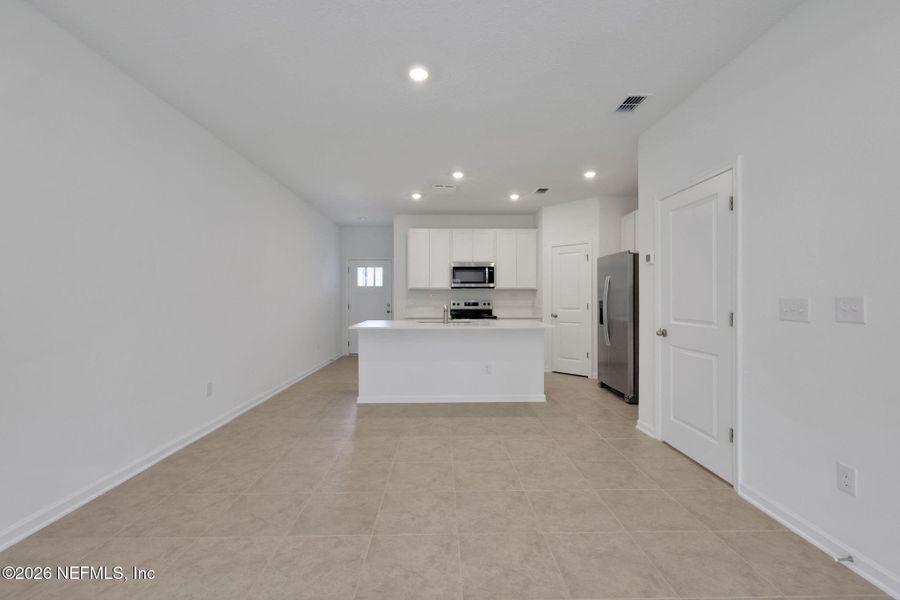 Spacious, unfurnished interior of a new home in , Middleburg (Image 19).