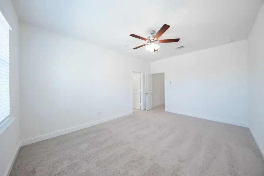 Spacious, unfurnished interior of a new home in Bayside, Rowlett (Image 19).