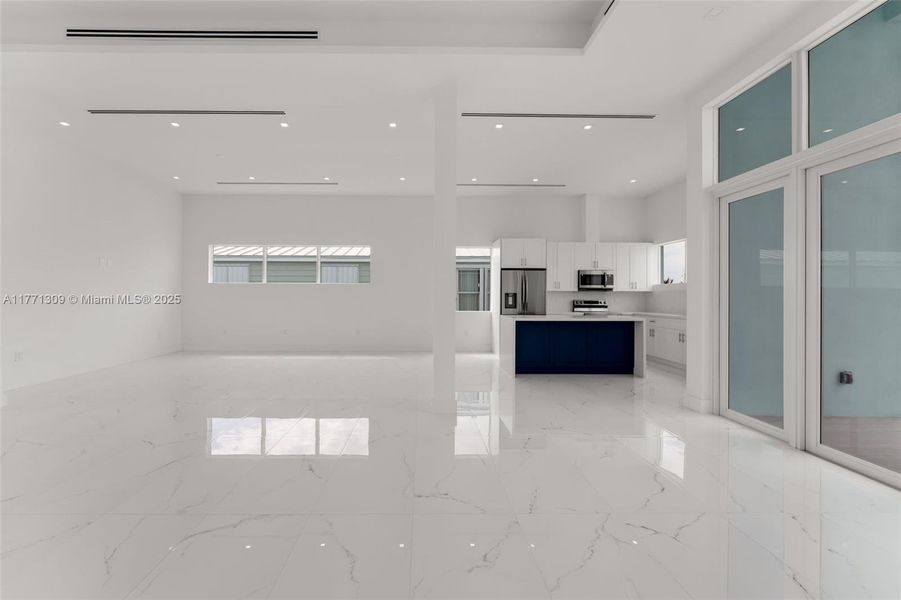Spacious, unfurnished interior of a new home in , Key Largo (Image 23).