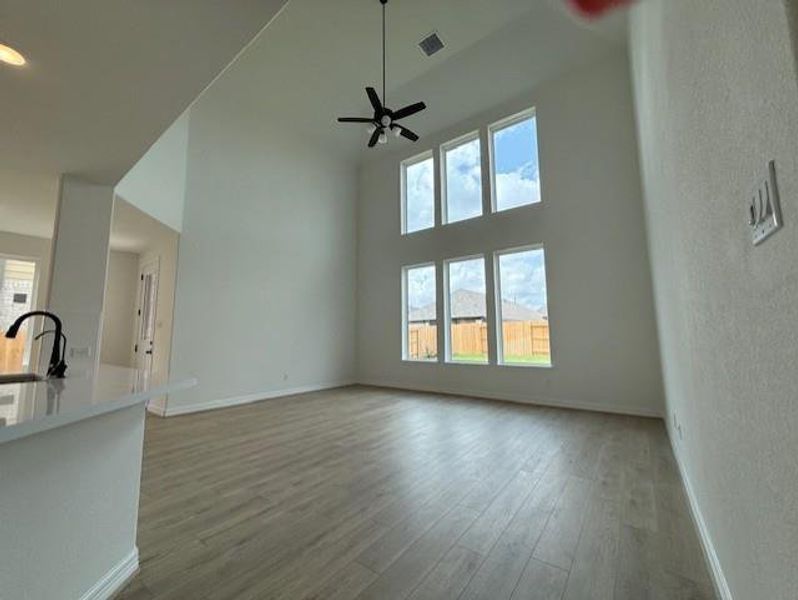 Spacious, unfurnished interior of a new home in Blue Heron Estates, Mont Belvieu (Image 10).