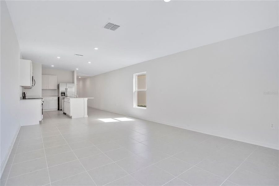 Spacious, unfurnished interior of a new home in Peace Creek Reserve, Winter Haven (Image 13).