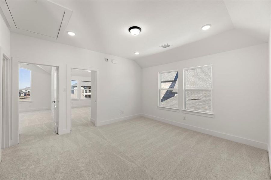 Spacious, unfurnished interior of a new home in Edgewood Creek, Celina (Image 28).