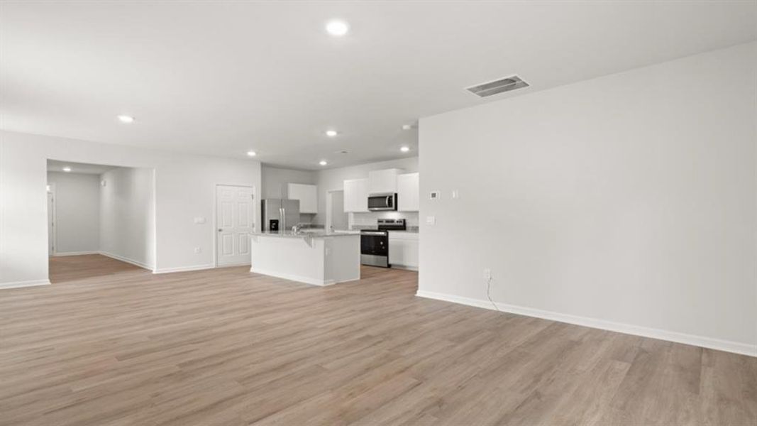 Spacious, unfurnished interior of a new home in Oakleigh Glen, Dallas (Image 34).