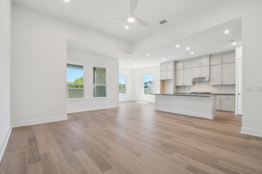 Spacious, unfurnished interior of a new home in Persimmon, Buda (Image 12).