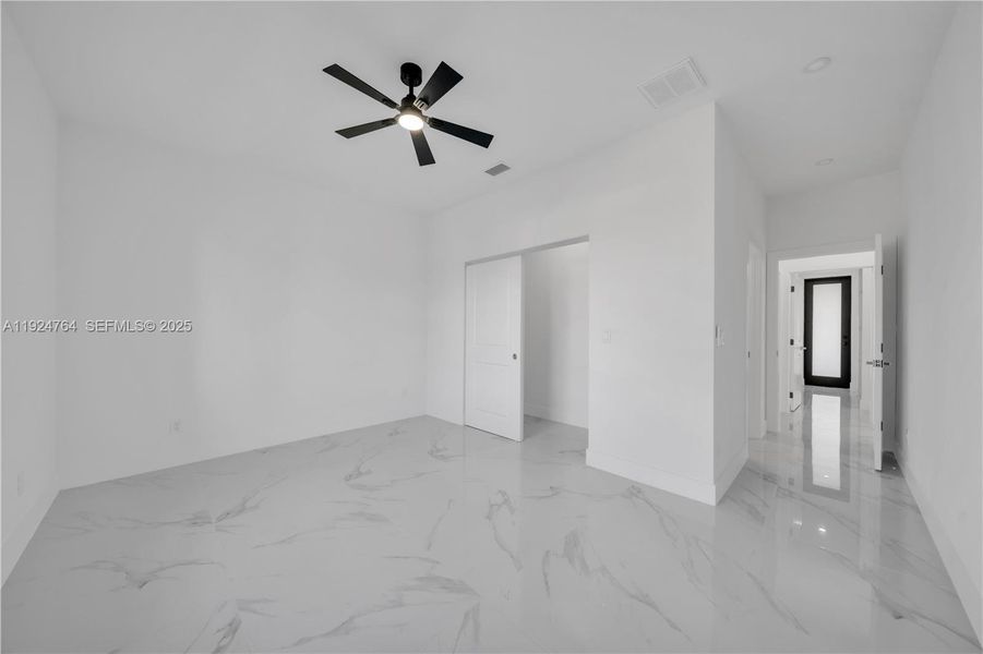 Spacious, unfurnished interior of a new home in , Lehigh Acres (Image 14).