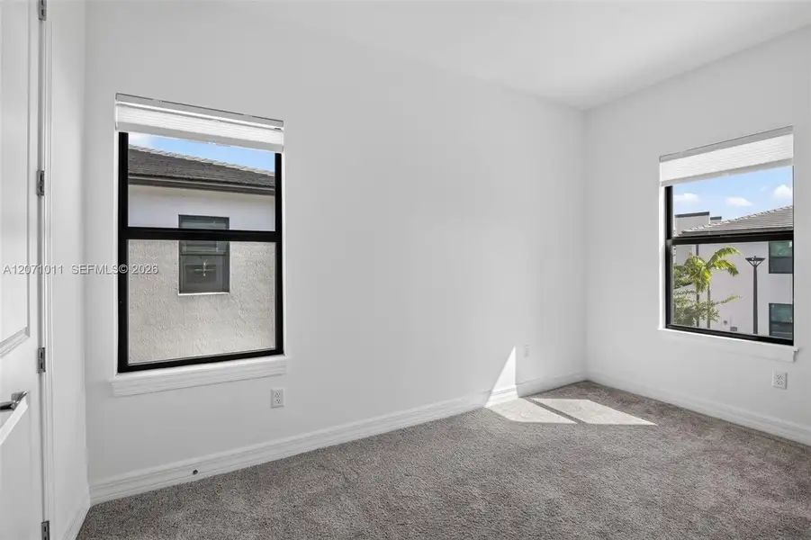 Spacious, unfurnished interior of a new home in , Plantation (Image 25).