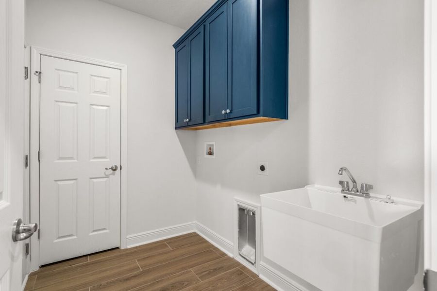 Furnished interior view inside a new home in Lake Merial, Panama City (Image 7).