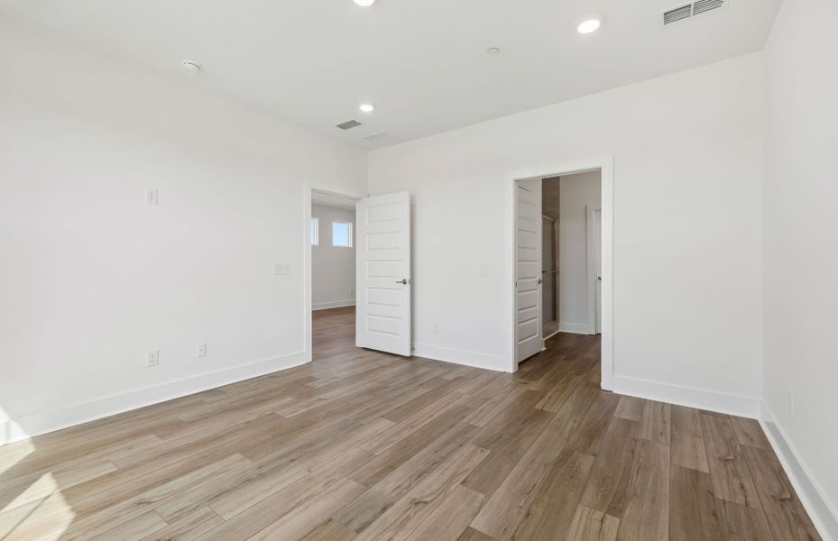 Spacious, unfurnished interior of a new home in Bradshaw Farms Reserve, Mount Juliet (Image 33).