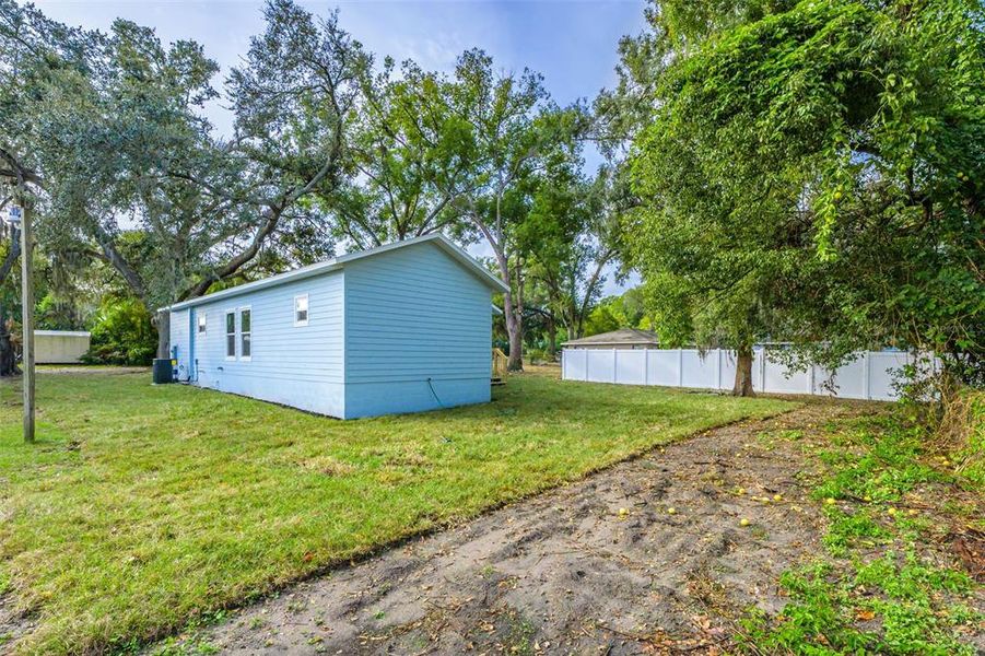 Exterior details and patio area of a home in , Plant City (Image 3).