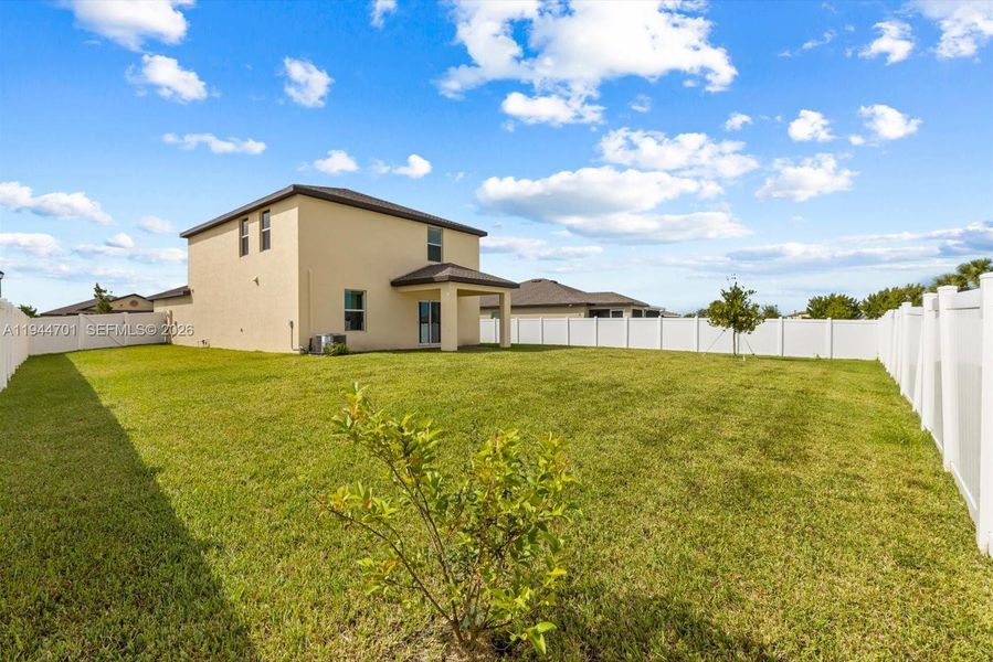 Exterior details and patio area of a home in , Fort Pierce (Image 3).