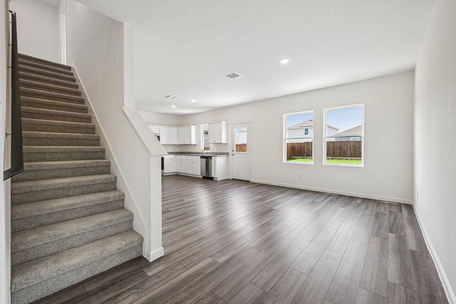 Spacious, unfurnished interior of a new home in Eagles Landing, Elgin (Image 10).