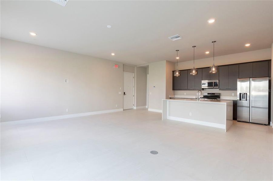 Spacious, unfurnished interior of a new home in , Kissimmee (Image 8).