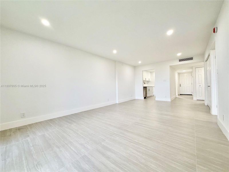 Spacious, unfurnished interior of a new home in , Lauderdale Lakes (Image 34).