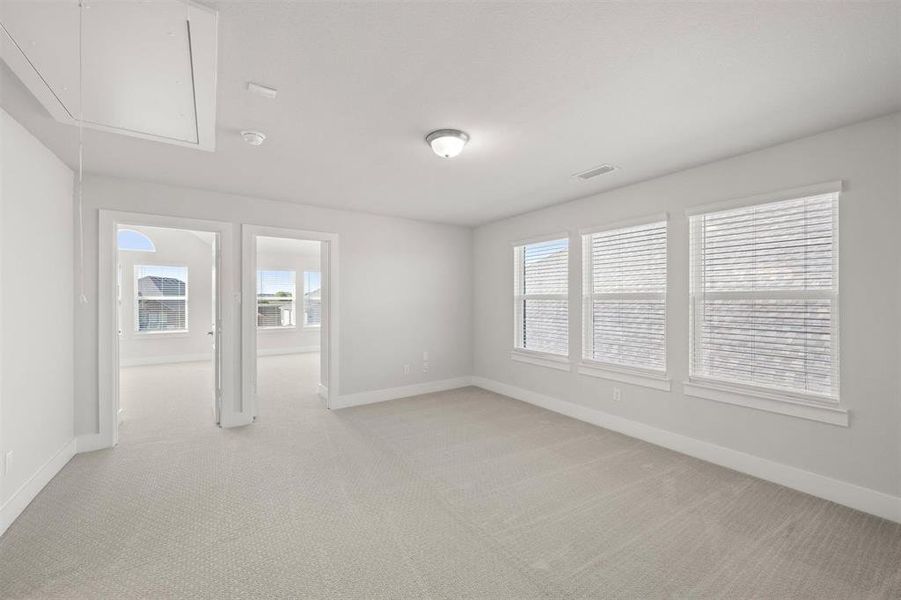 Spacious, unfurnished interior of a new home in Oaks of North Grove, Waxahachie (Image 27).