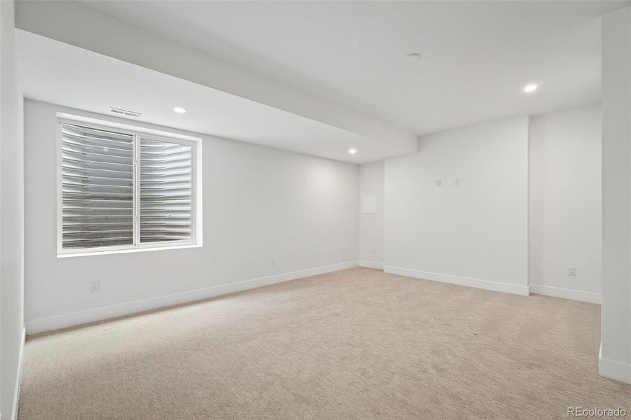 Spacious, unfurnished interior of a new home in , Englewood (Image 25).