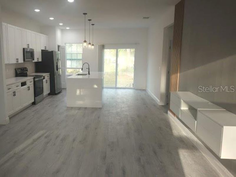 Spacious, unfurnished interior of a new home in , Ocala (Image 8).