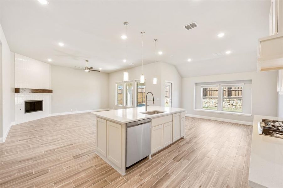 Furnished interior view inside a new home in Somerset, Venus (Image 7).