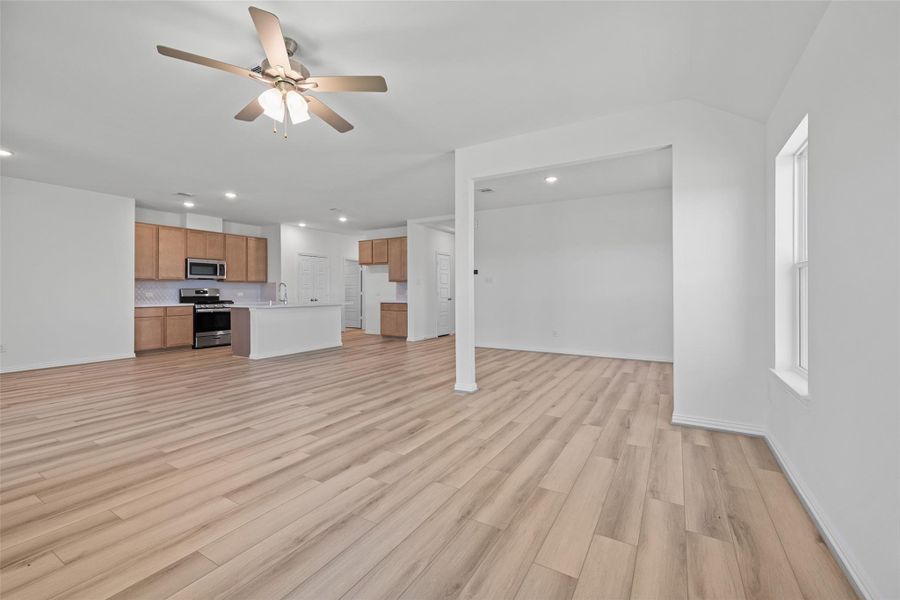 Spacious, unfurnished interior of a new home in Oakwood Estates, Waller (Image 24).