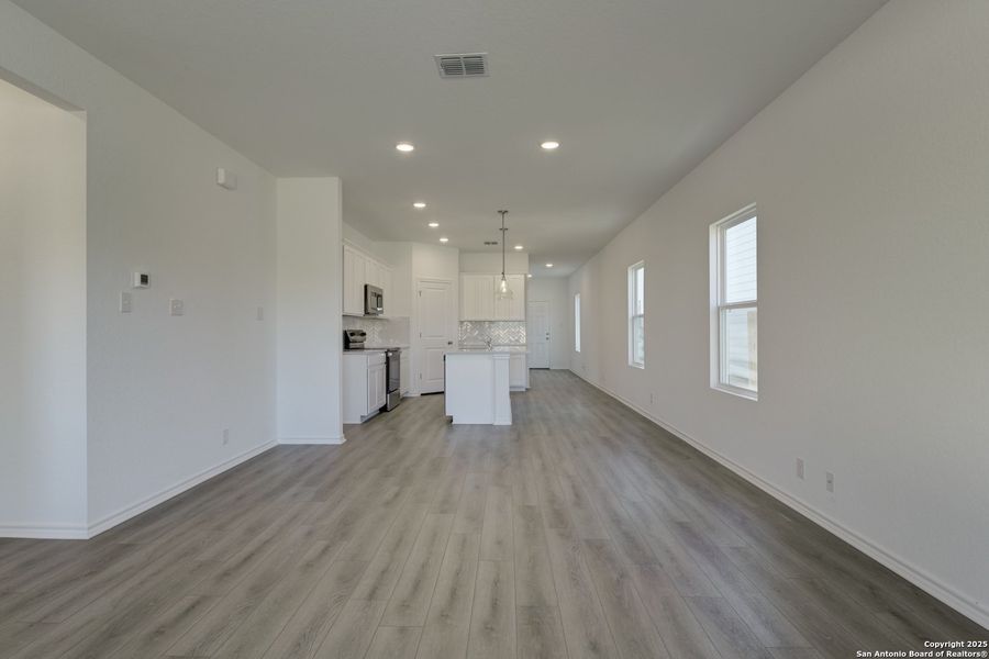 Spacious, unfurnished interior of a new home in Meadows at Hennersby Hollow 40's, San Antonio (Image 18). Spacious, unfurnished interior of a new home in Meadows at Hennersby Hollow 40's, San Antonio (Image 18).