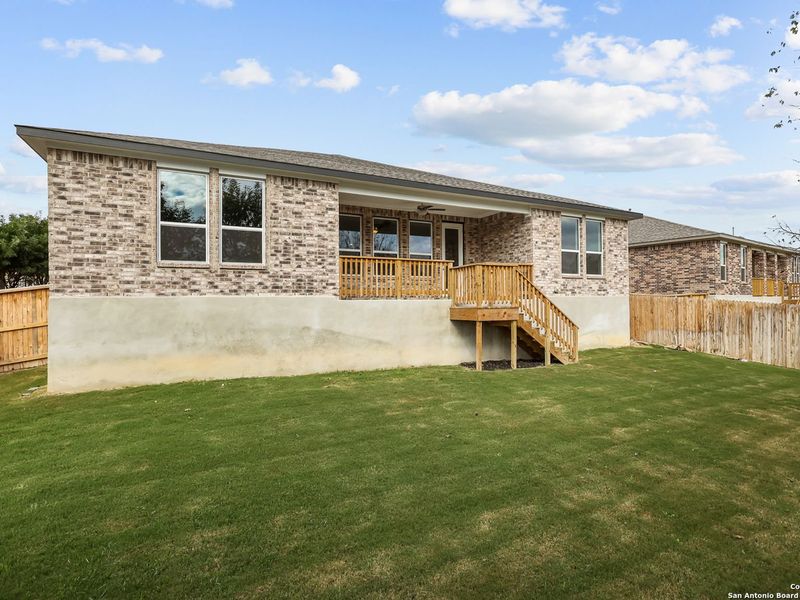 Exterior details and patio area of a home in Ladera, San Antonio (Image 4).