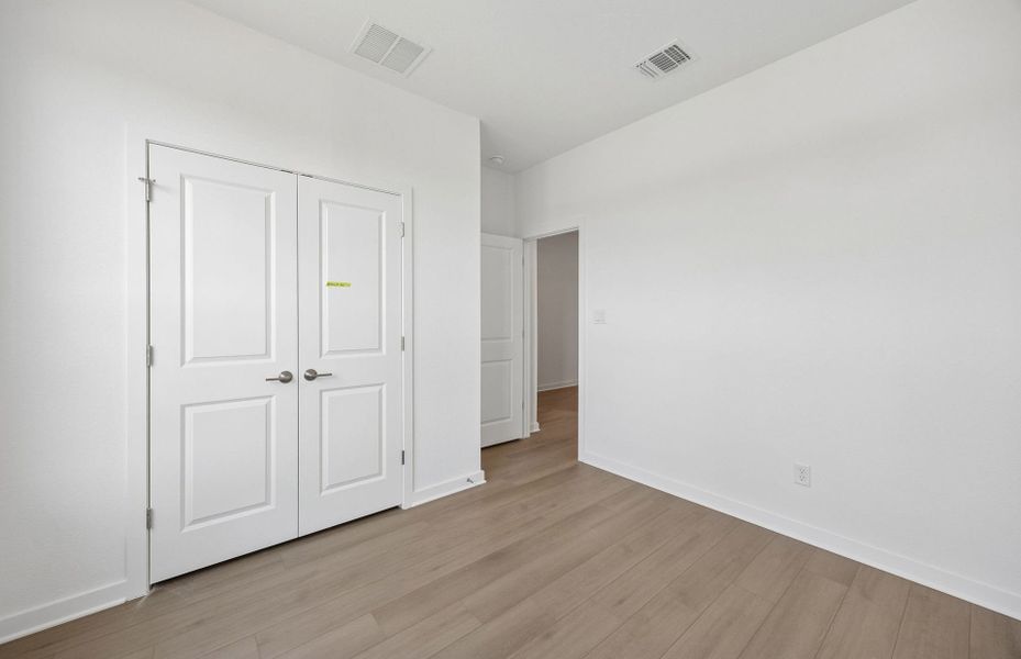 Spacious, unfurnished interior of a new home in Crescent Bluff, Georgetown (Image 16).