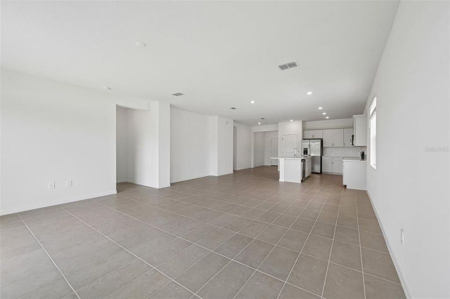 Spacious, unfurnished interior of a new home in Southpointe, Palmetto (Image 20). Spacious, unfurnished interior of a new home in Southpointe, Palmetto (Image 20).